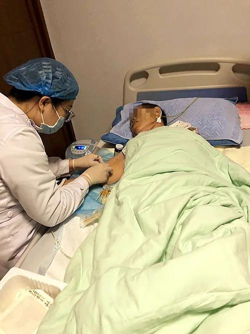 护理依网情深护暖患心西海岸新区中心医院互联网护理服务行走在患者的